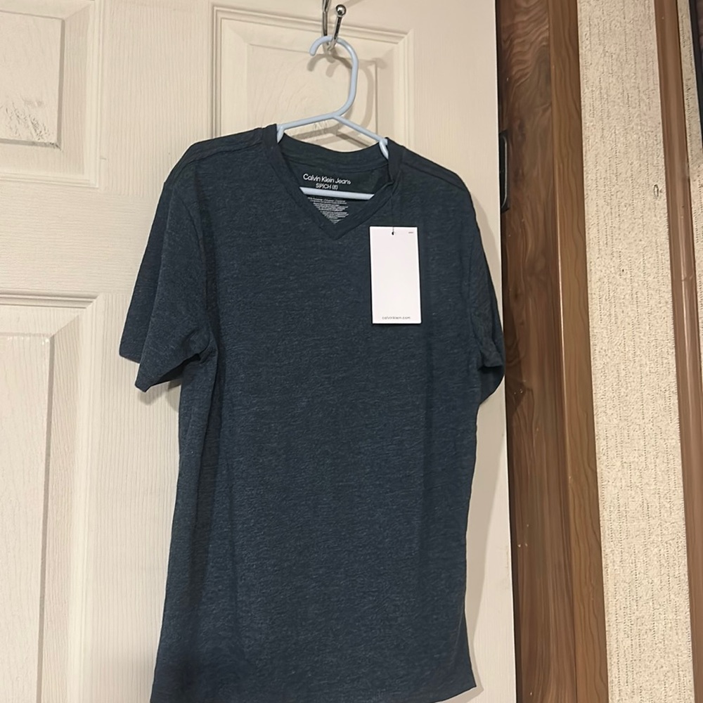 CALVIN KLEIN JEANS V-NECK TEE: BLUE: NEW WITH TAGS: SIZE SMALL (8)